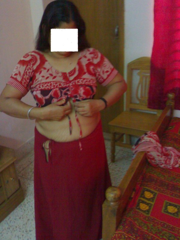 Indian wife hike tight petticoat