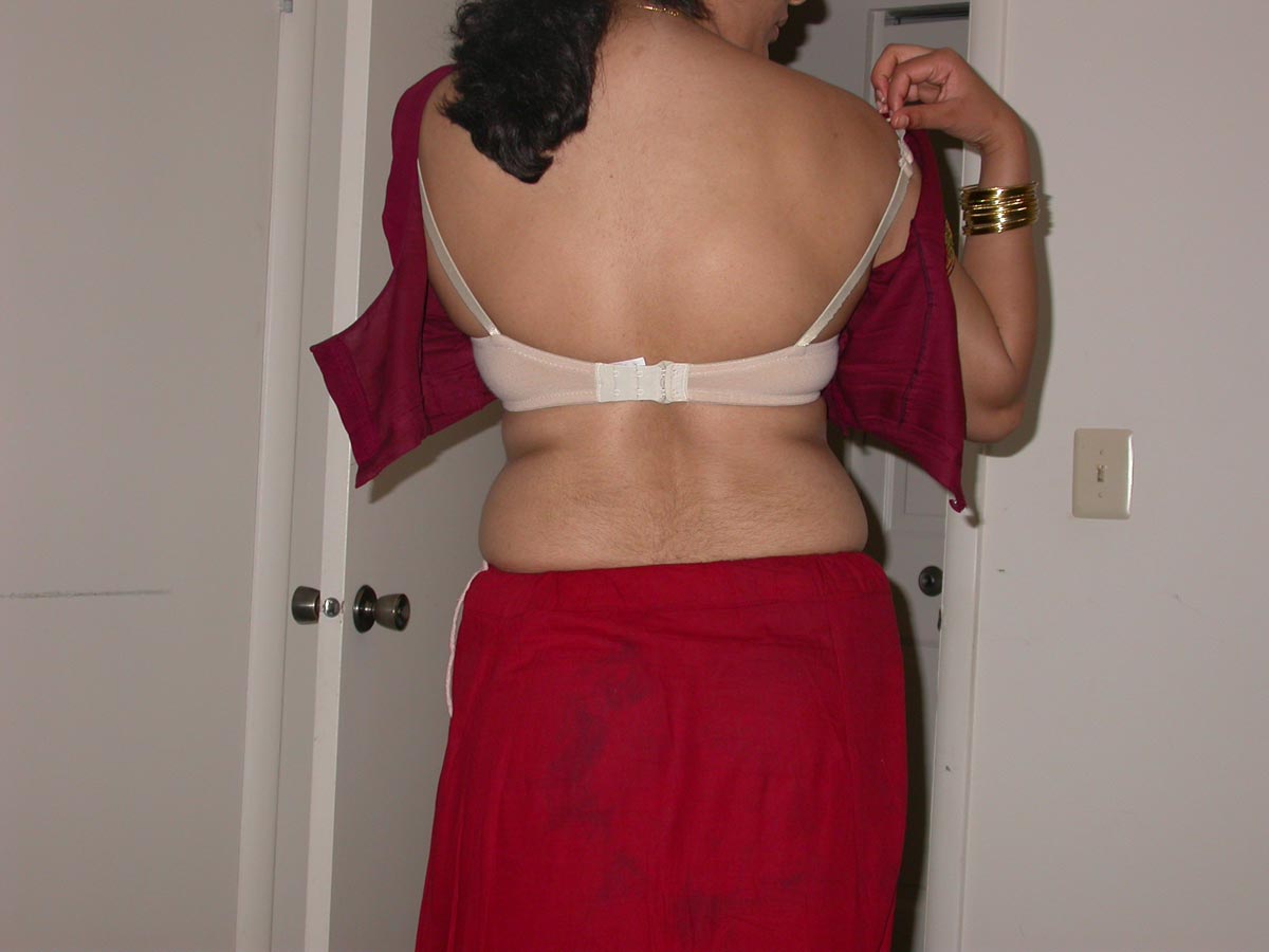 Sexy indian village chachi stripping saree petticoat images
