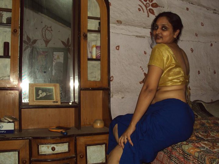 Saree blouse removing girls photo