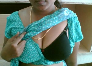 Saree bhabhi deep cleavage