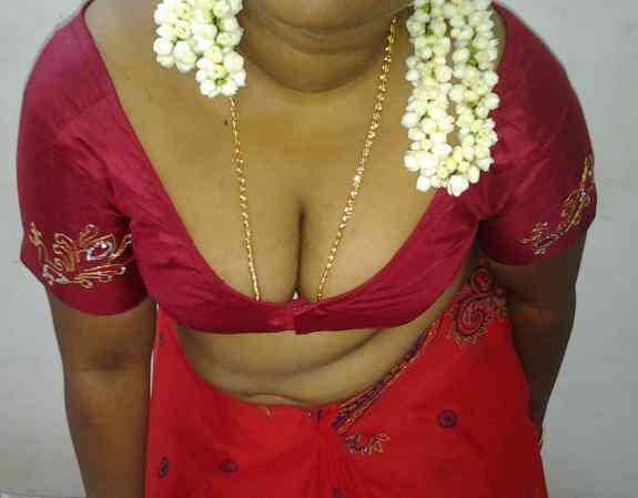 Hot Sexy Desi Village Girl Milky Boobs Cleavage Photo Gallery 4