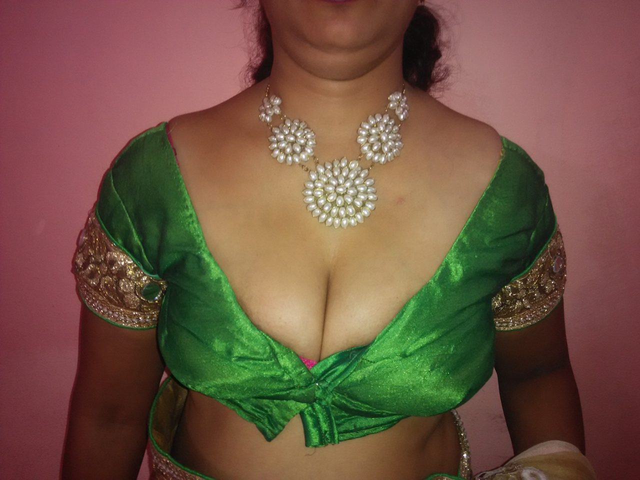 Mallu aunty boobs cleavage