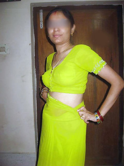 Indian real bhabi saree blouse back
