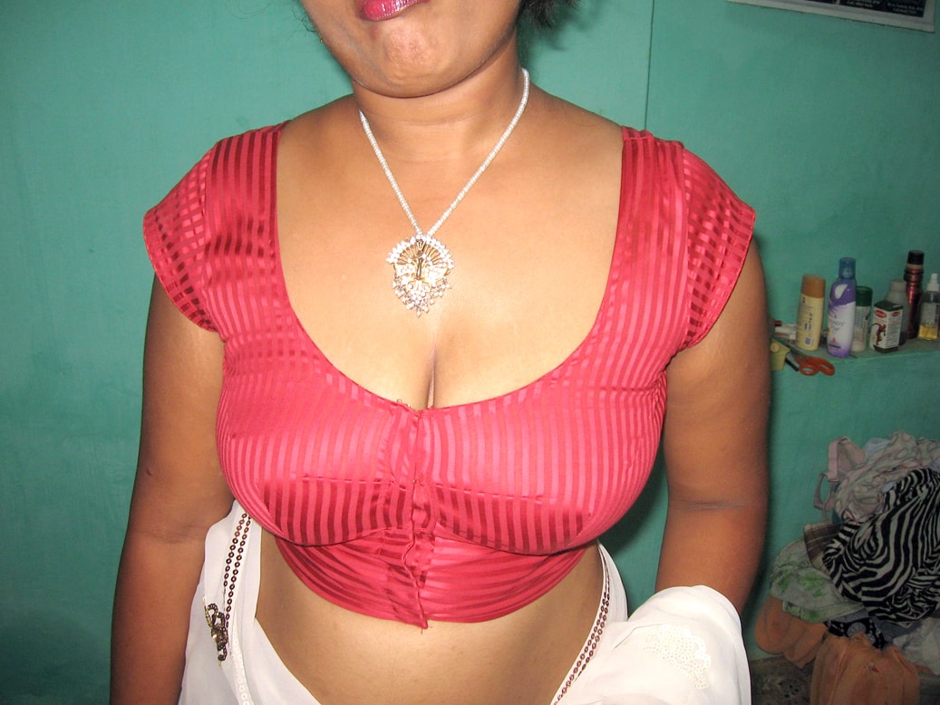 Aunty cleavage photo
