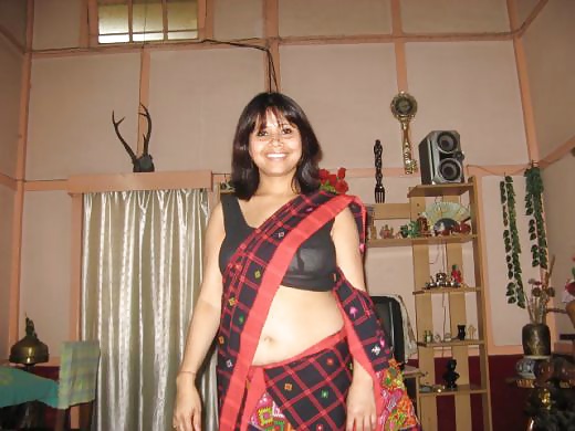 girl navel in low waist saree