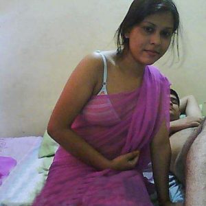 Indian hot saree bhabhi change her blouse & petticoat