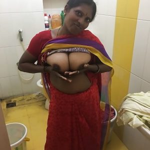 Hot sexy aunty nude in saree